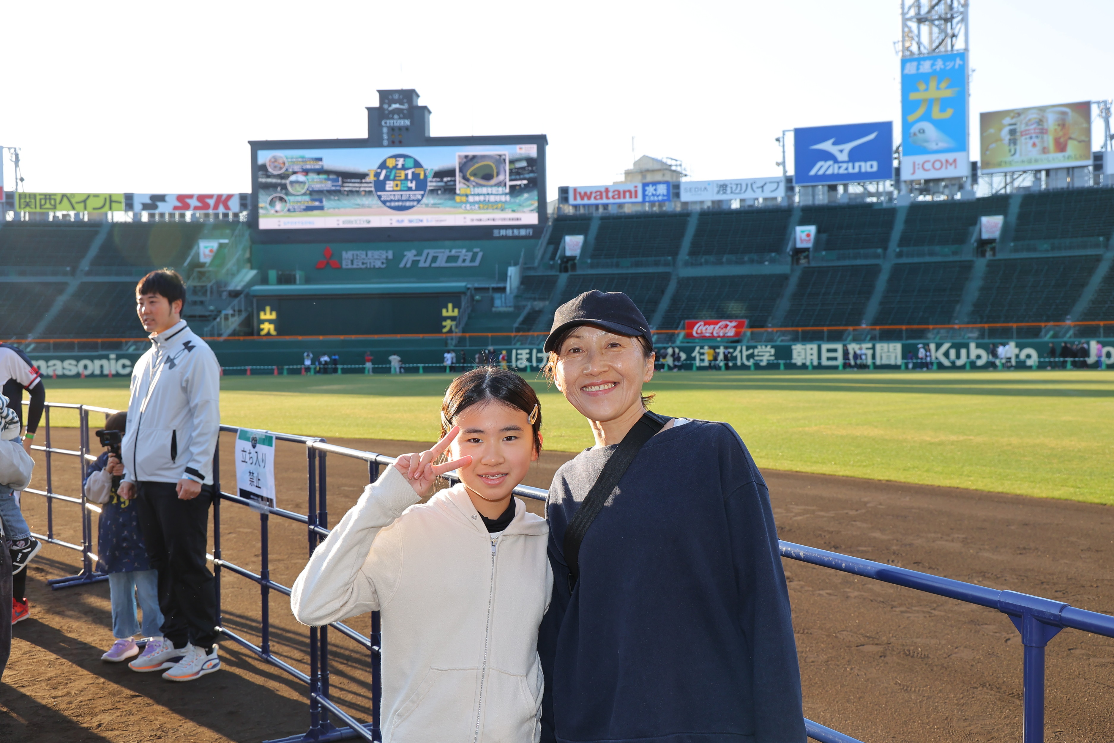 甲子園球場のグラウンドで記念撮影！