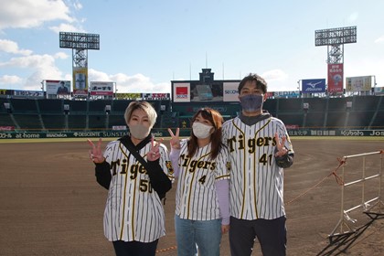 甲子園球場のグラウンドレベルで撮影ができる