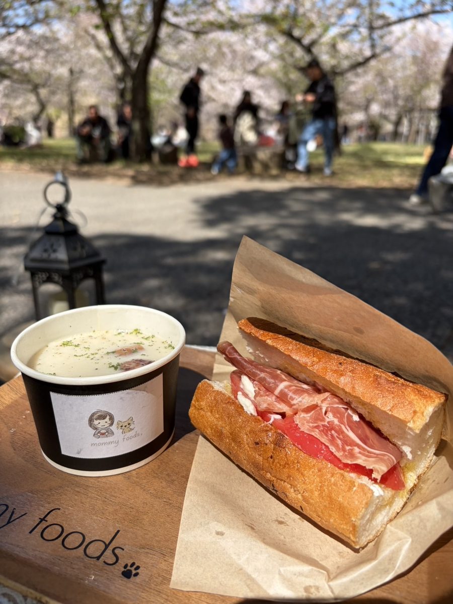 mommy foods. のサンドイッチとスープ