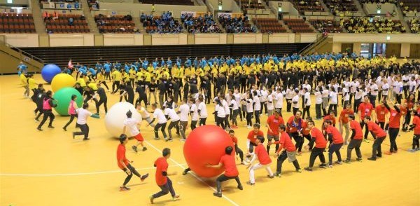 大迫力の大玉転がしの様子